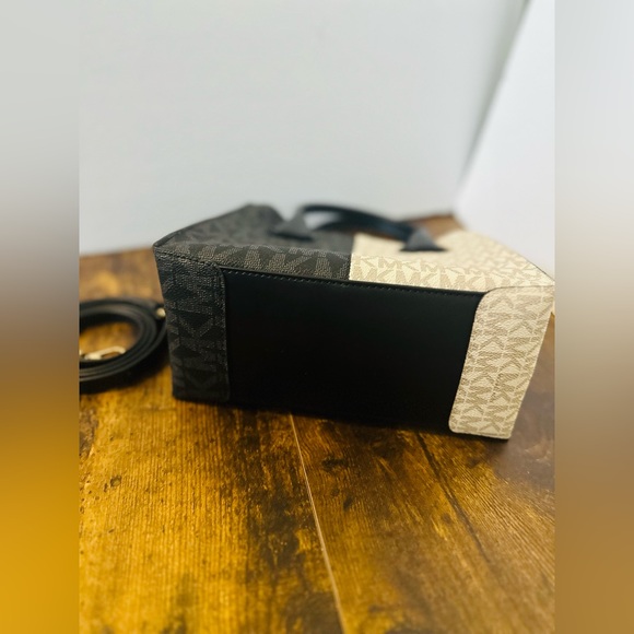 Michael Kors Mercer Medium Messenger Signature Logo Crossbody Bag Vanilla Black - Picture 5 of 6